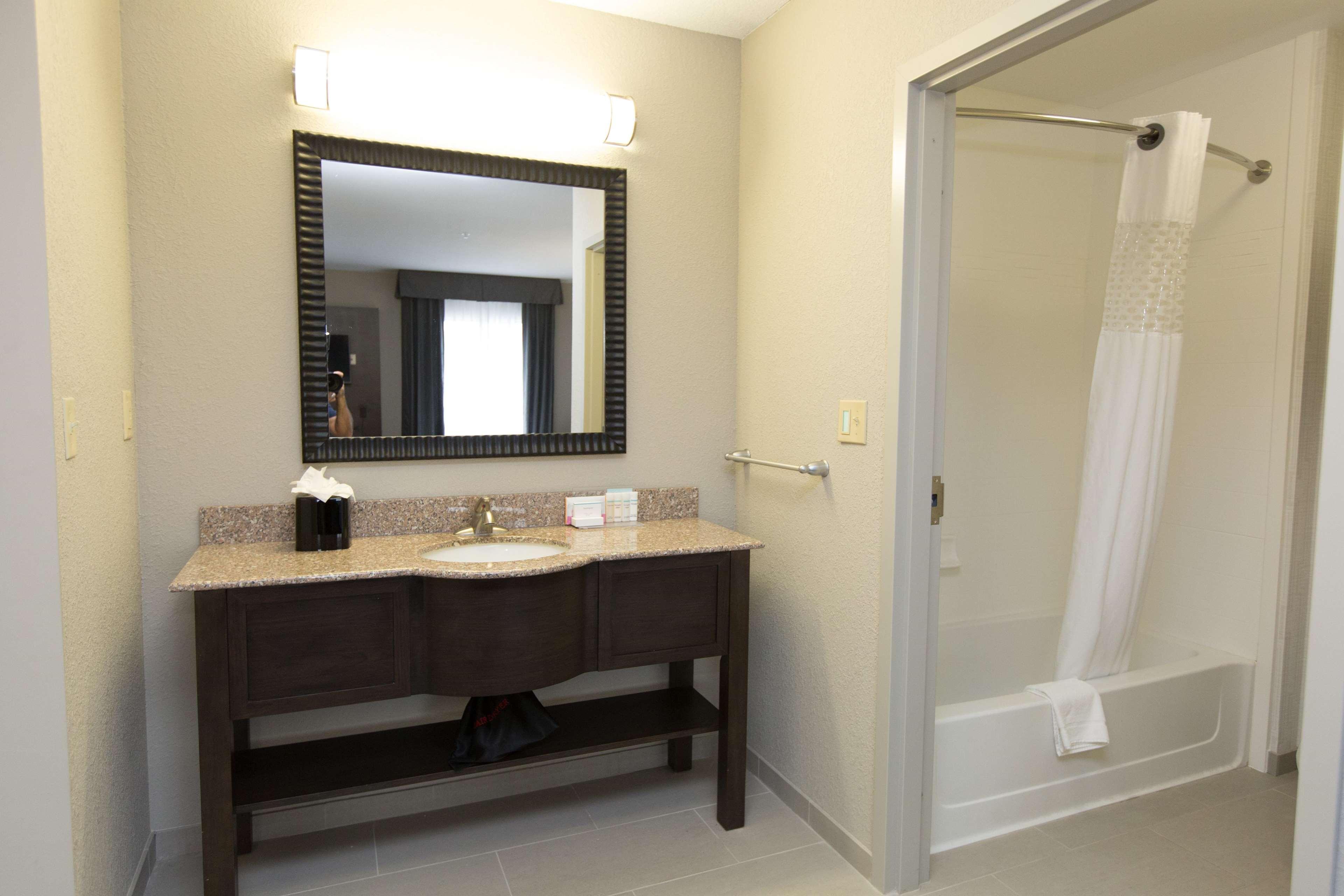 Hampton Inn & Suites Oklahoma City Airport Екстериор снимка