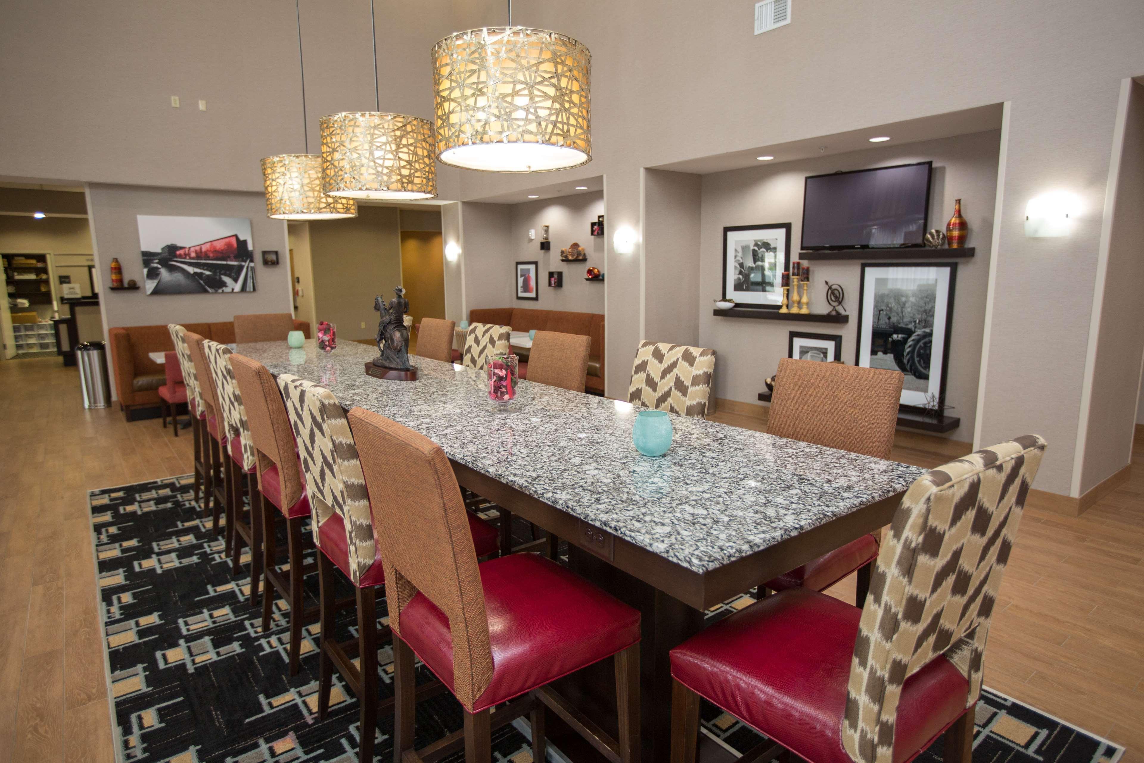 Hampton Inn & Suites Oklahoma City Airport Екстериор снимка