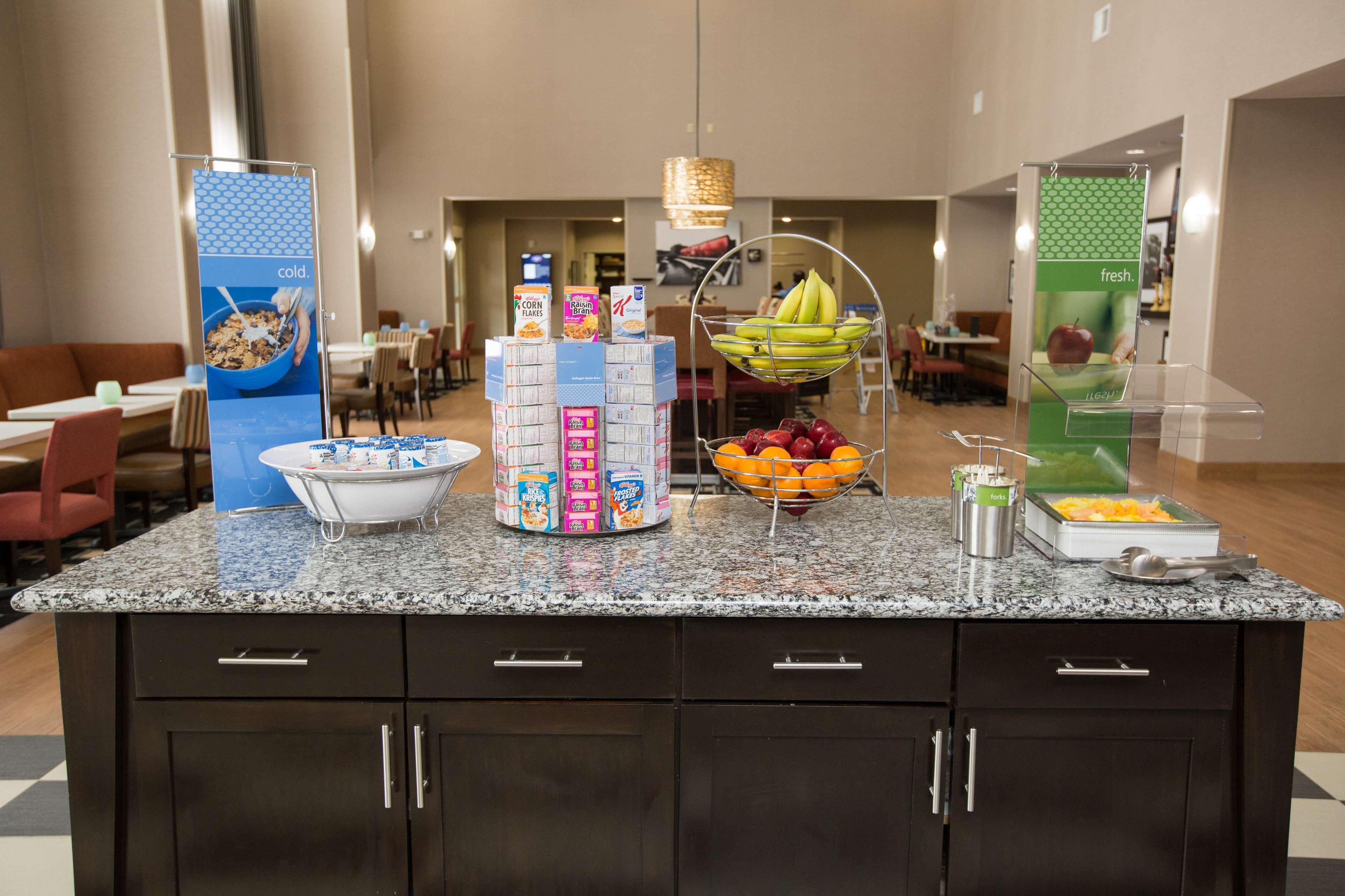 Hampton Inn & Suites Oklahoma City Airport Екстериор снимка