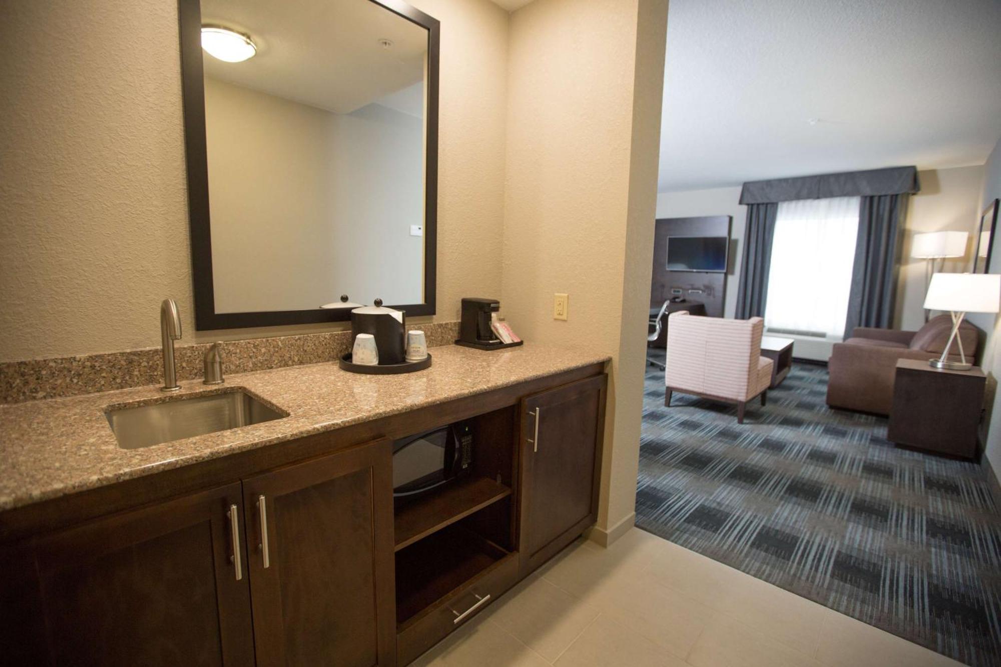 Hampton Inn & Suites Oklahoma City Airport Екстериор снимка
